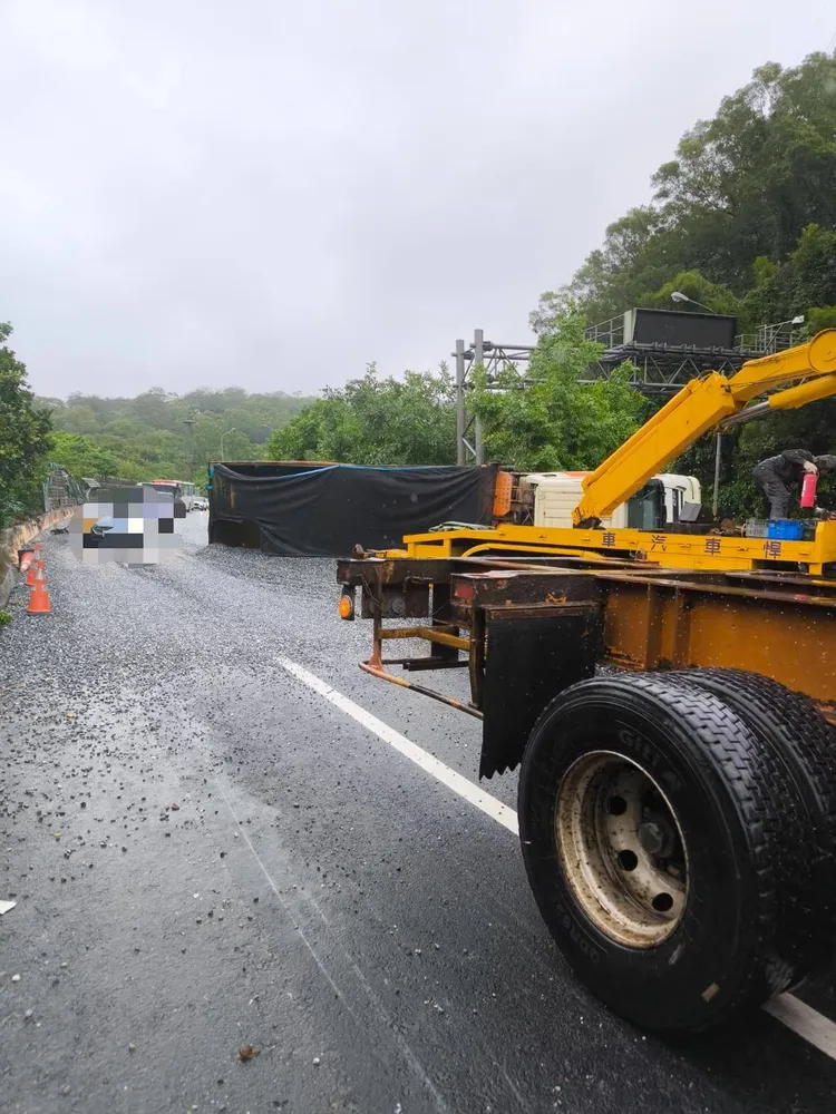 台62線12.3公里發生砂石車翻覆車禍。翻攝畫面