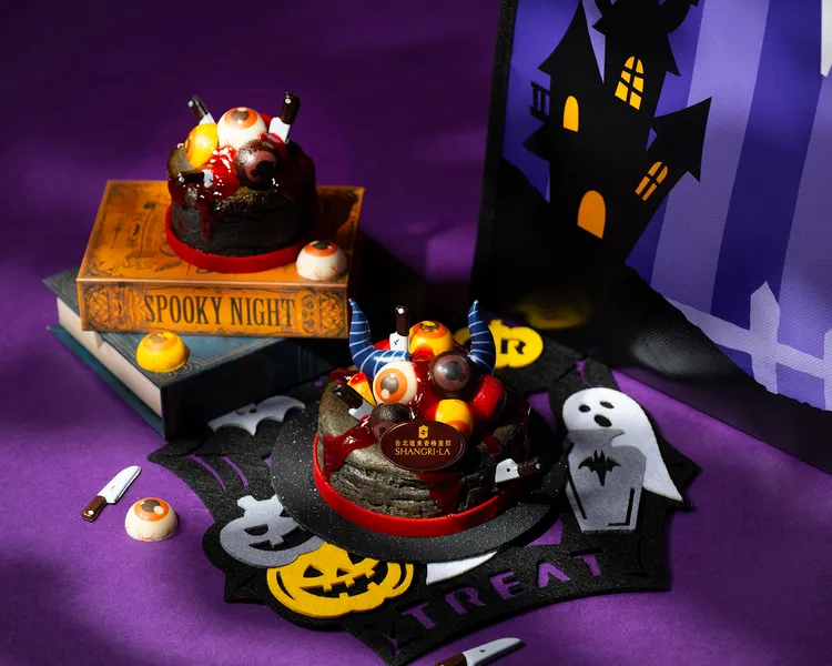 台北遠東香格里拉「爆漿大眼仔蛋糕」，以驚悚的巧克力眼球搭配「血漿」般的覆盆子醬，驚悚中帶著一絲趣味，是萬聖派對上的吸睛焦點，4吋520元。台北遠東香格里拉提供