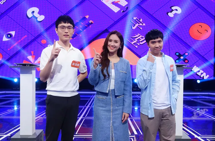公视《一字千金》新一季主持人Sandy吴姗儒(中)与谭敦慈的小儿子林浩桢(左)、东森购物专家彤瑶的儿子何安杰(右)合照。公视提供