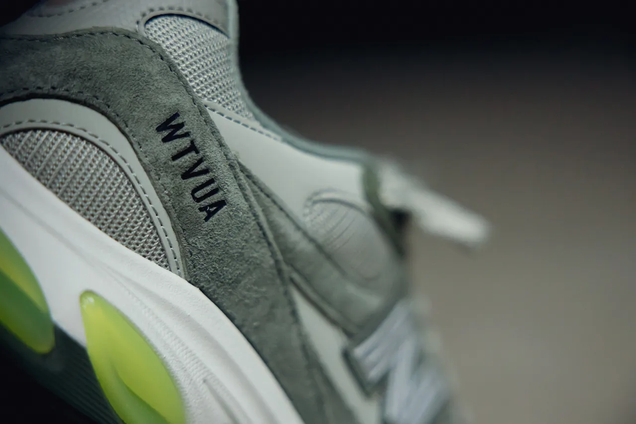 鞋侧加入「WTVUA(WTAPS VISUAL UPARMORED)」图样。品牌提供