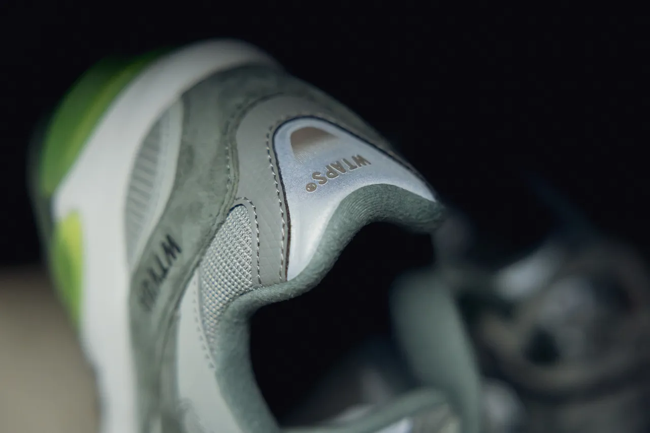 鞋跟上镌刻「WTAPS」字样。品牌提供