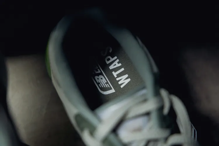 聯名鞋鞋墊內側印有雙方Logo的聯名識別。品牌提供