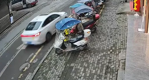 恐怖!中國大媽開車衝撞人群 「好像飛彈」5死8傷