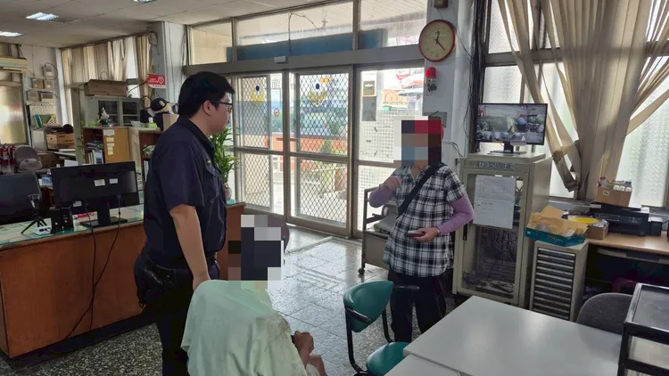 鄒姓老翁迷航竟從高雄左營騎腳踏車到屏東九如。翻攝畫面