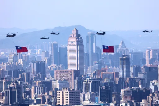 图辑|国庆表演精彩一瞬间 2巨幅国旗与台北101、新光三越同框