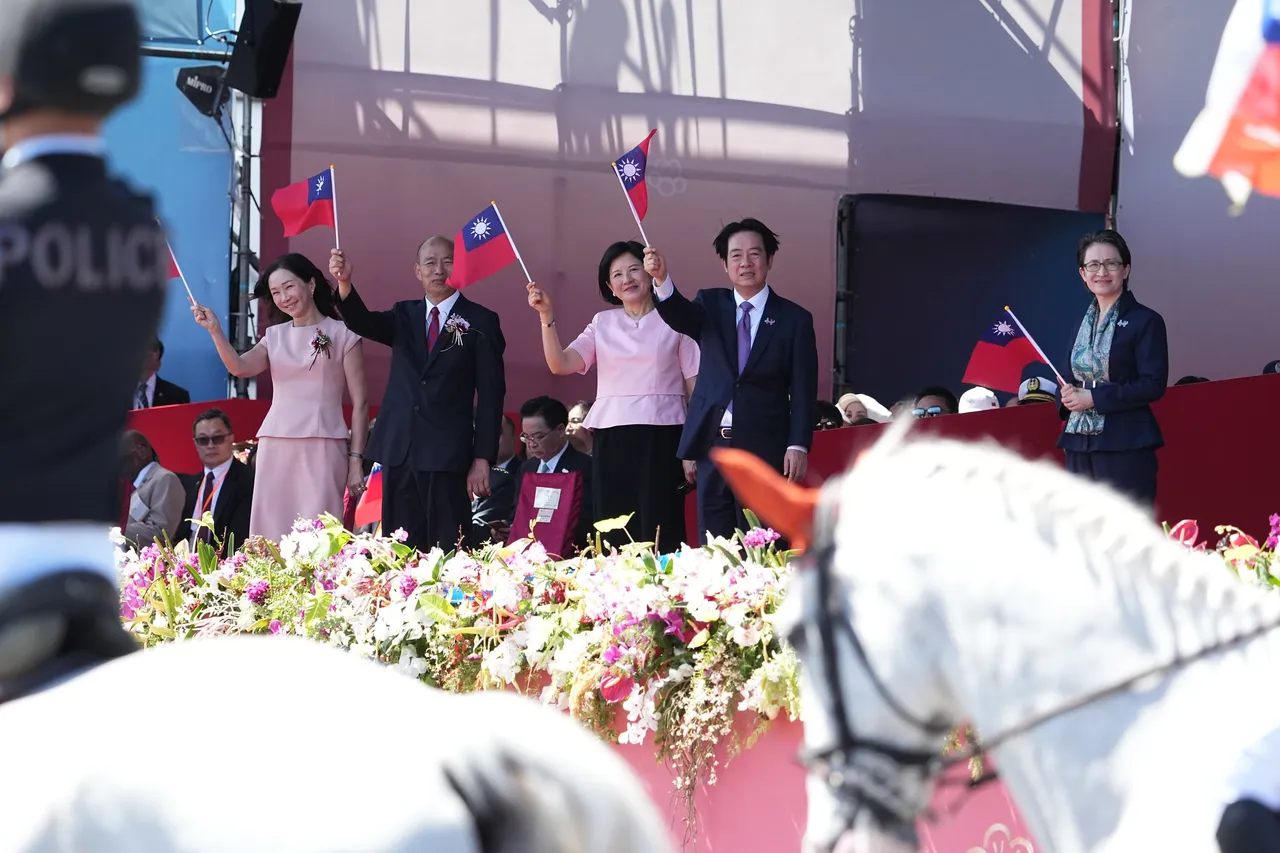 總統賴清德賢伉儷與副總統蕭美琴、立法院長韓國瑜賢伉儷舉國旗向民眾揮舞。彭欣偉攝影