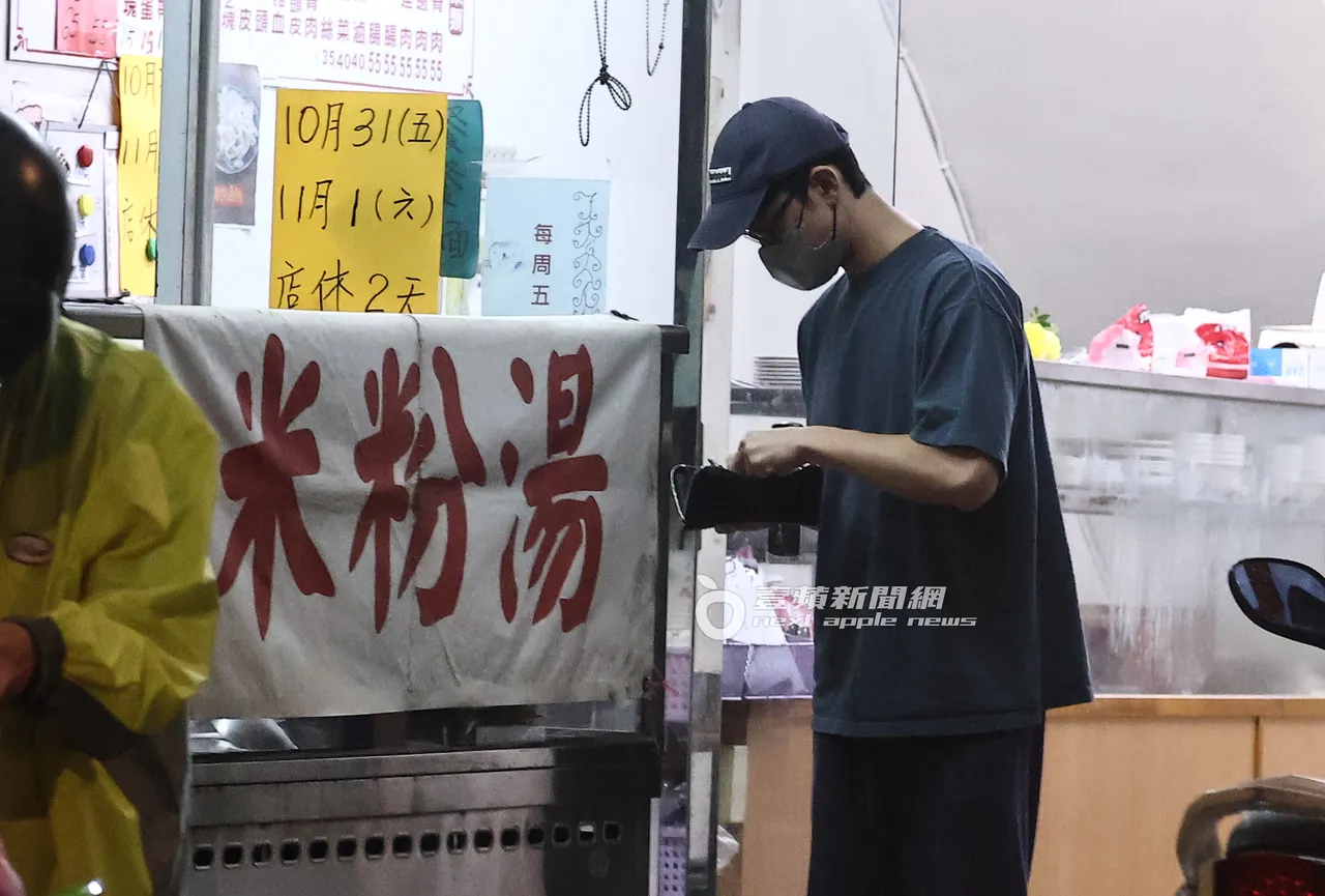吴慷仁开车到新店市区觅食,买米粉汤和卤肉饭等小吃买单。特勤中心摄