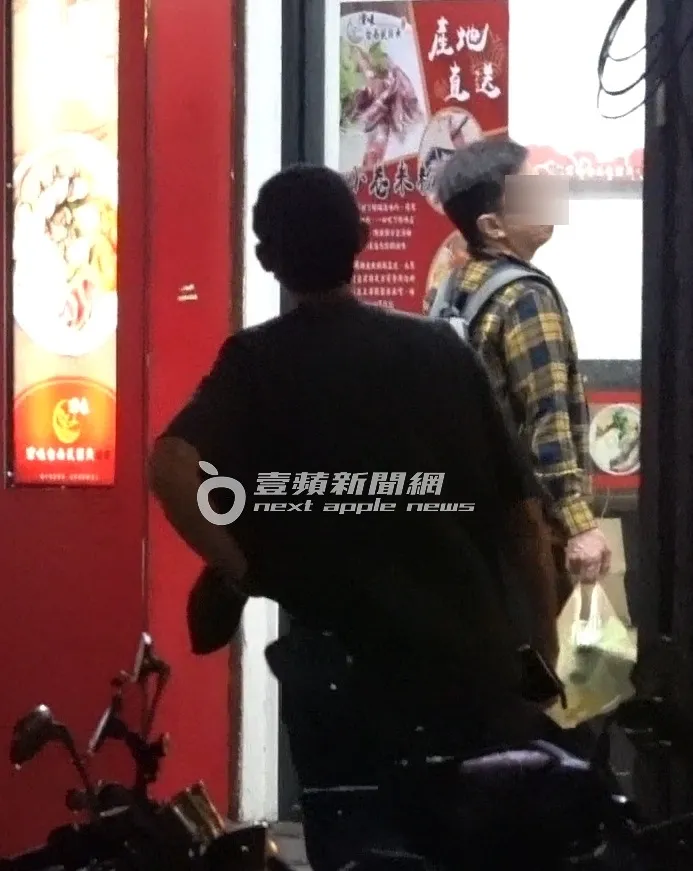 吴慷仁开车到信义区觅食。特勤中心摄