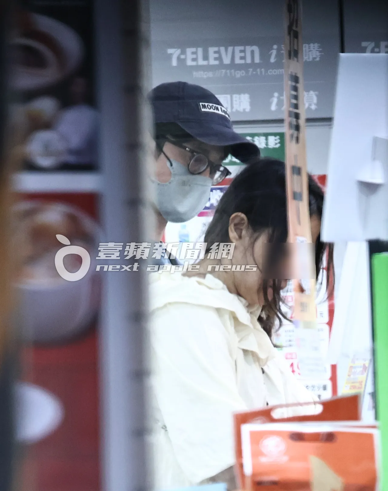 吴慷仁在超商领包裹等待结帐。特勤中心摄