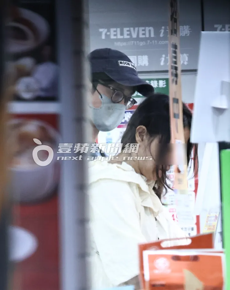 吳慷仁在超商領包裹等待結帳。特勤中心攝