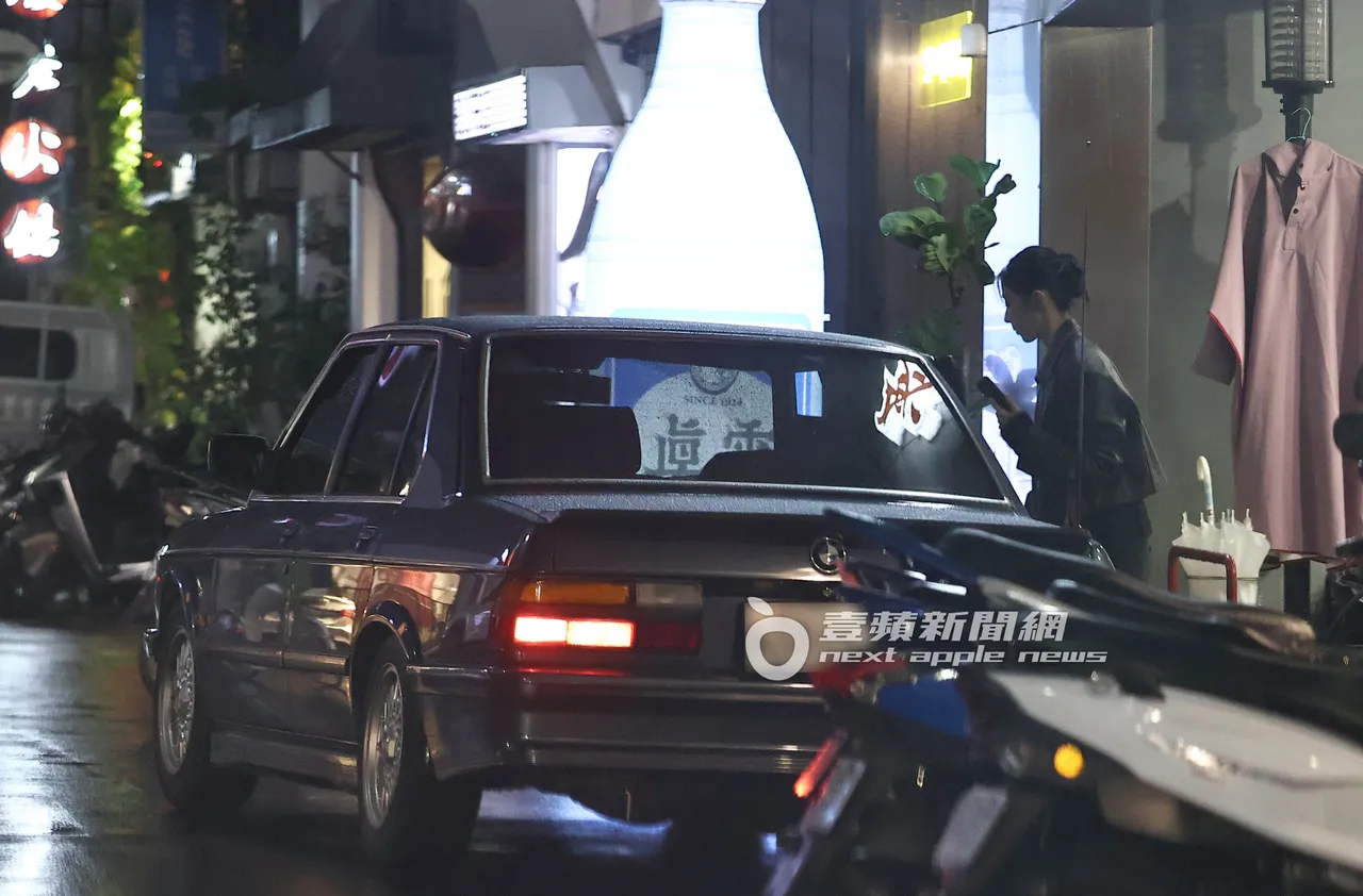 邵雨薇到东区换车,开车门坐上副驾驶座。特勤中心摄