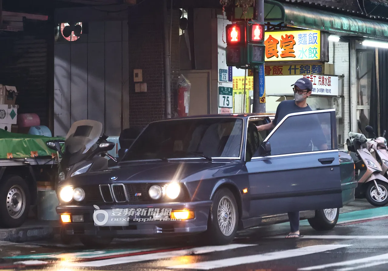 吴慷仁准备上车离开,他依然将车违规临停。特勤中心摄