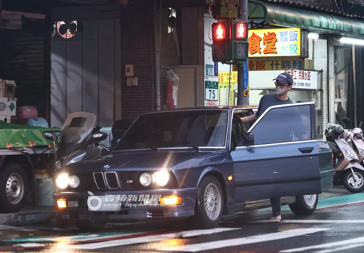 吳慷仁準備上車離開，他依然將車違規臨停。特勤中心攝