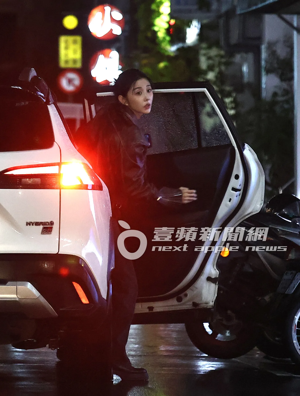 邵雨薇搭多元计程车在东区巷内下车。特勤中心摄