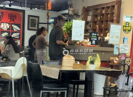 吴慷仁点完餐后,准备到店外等餐。特勤中心摄
