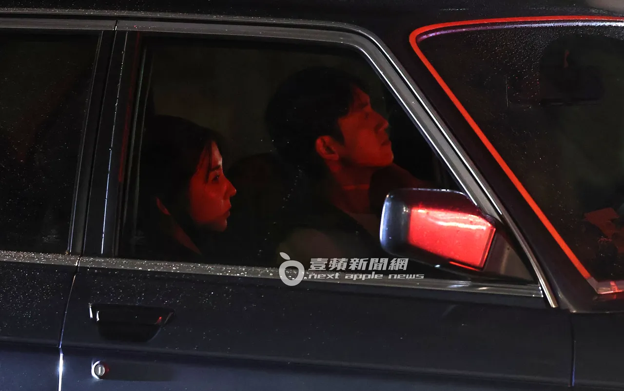吴慷仁与邵雨薇在车内没什么表情,气氛略颢凝重。特勤中心摄