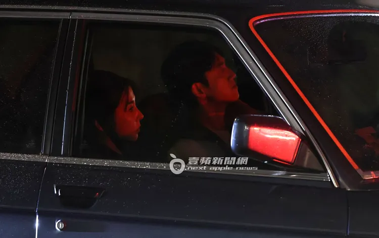 吳慷仁與邵雨薇在車內沒什麼表情，氣氛略顥凝重。特勤中心攝