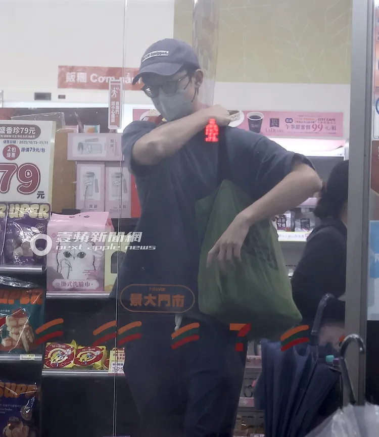 吳慷仁提著綠色托特包，離開超商。特勤中心攝