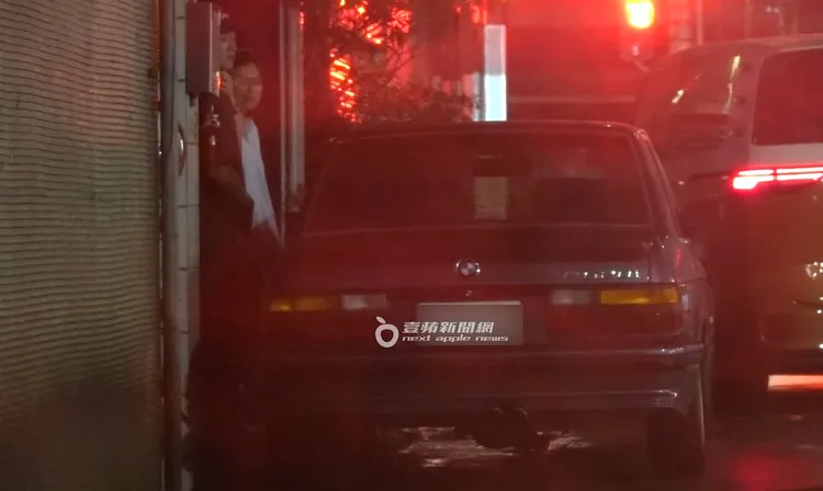 吳慷仁（左）與友人在路邊閒聊抽菸。《壹蘋》提醒吸菸有害健康、特勤中心攝