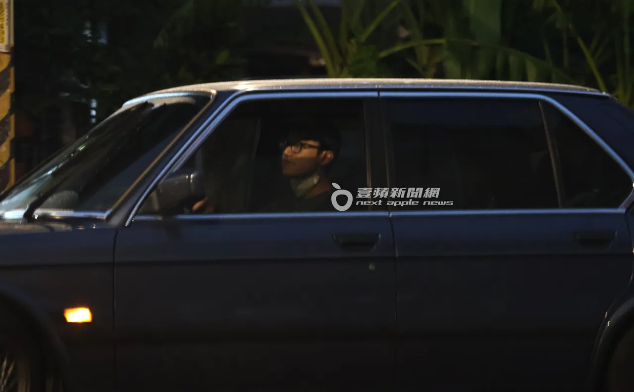 吴慷仁带著外带小吃餐点返回新店住处和邵雨薇共享。特勤中心摄