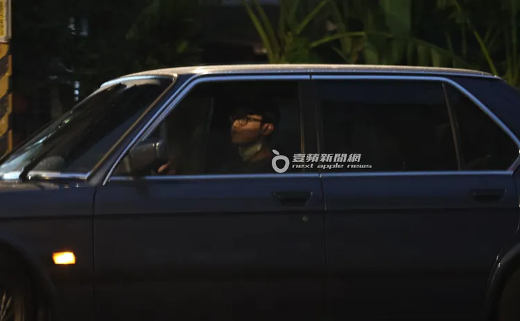 吳慷仁帶著外帶小吃餐點返回新店住處和邵雨薇共享。特勤中心攝