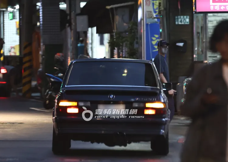 吳慷仁將車紅線違停，下車買晚餐。特勤中心攝