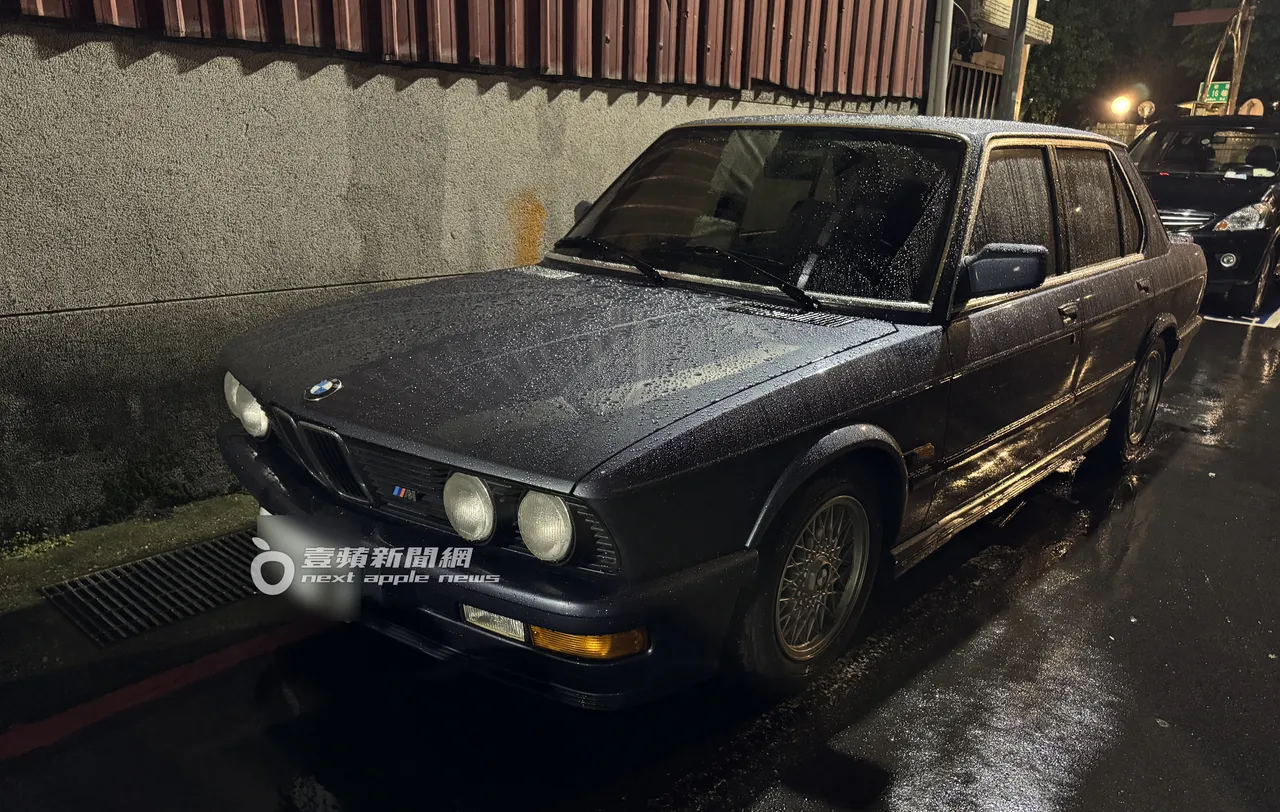 吴慷仁在文山区小巷内,红线违规停车。特勤中心摄