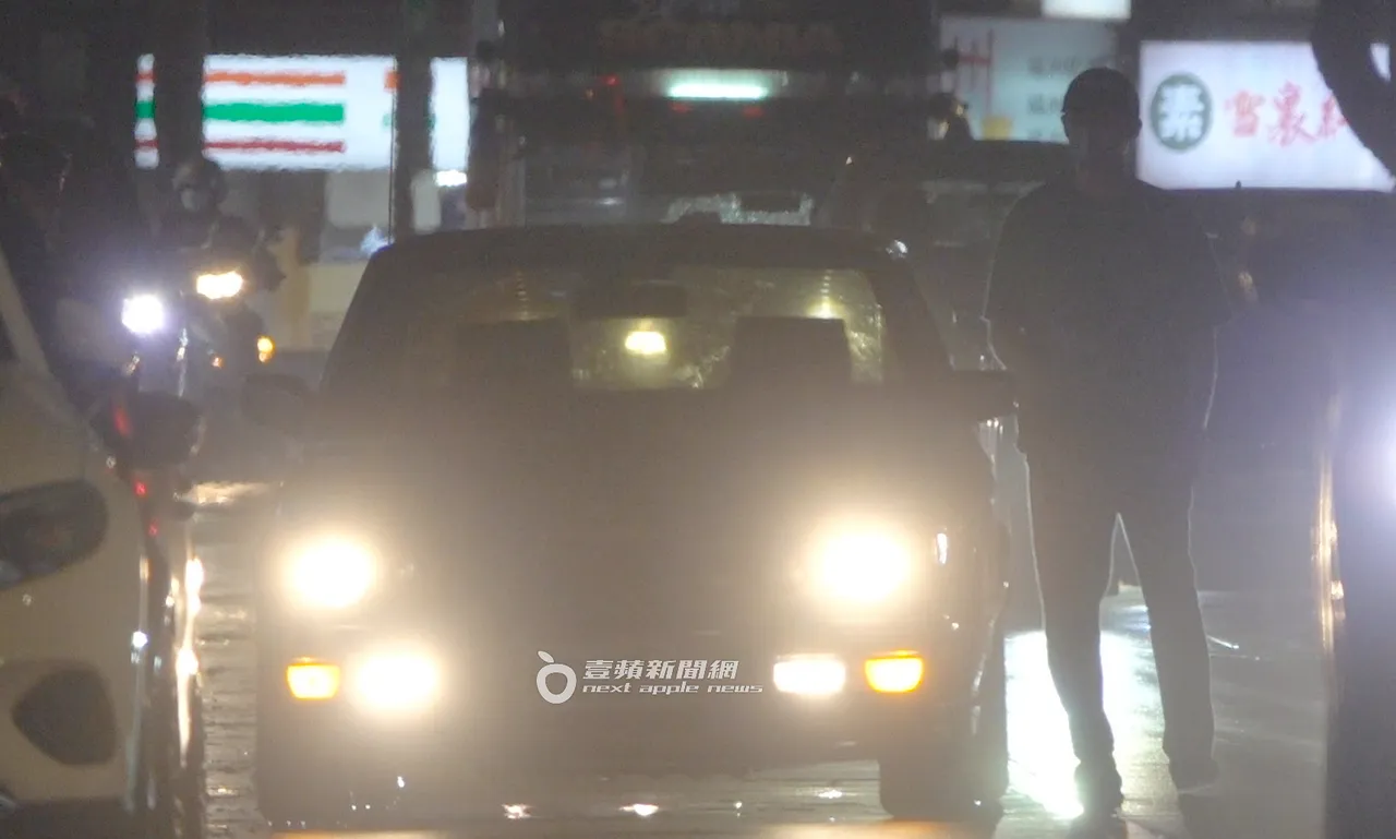 吴慷仁将车辆违规并排违停。特勤中心摄