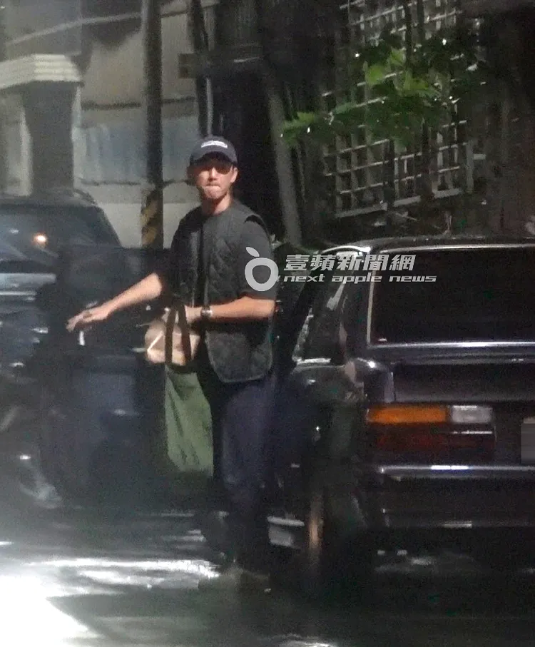 吳慷仁拿著一大袋餐點及綠色托特包下車。特勤中心攝