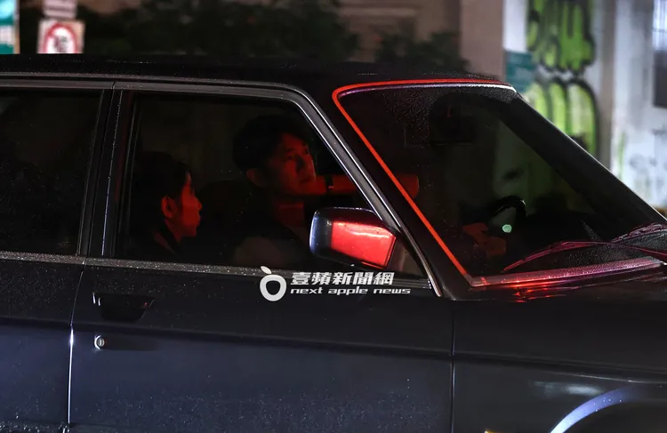 吳慷仁（右）接邵雨薇上車，兩人在車內交談。特勤中心攝