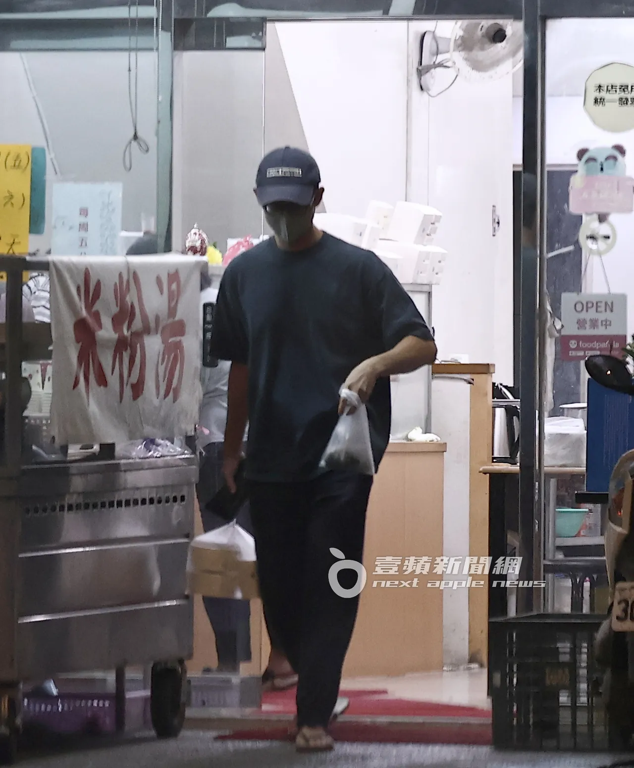 吴慷仁提著一大一小共2袋餐点准备回家喂食邵雨薇。特勤中心摄