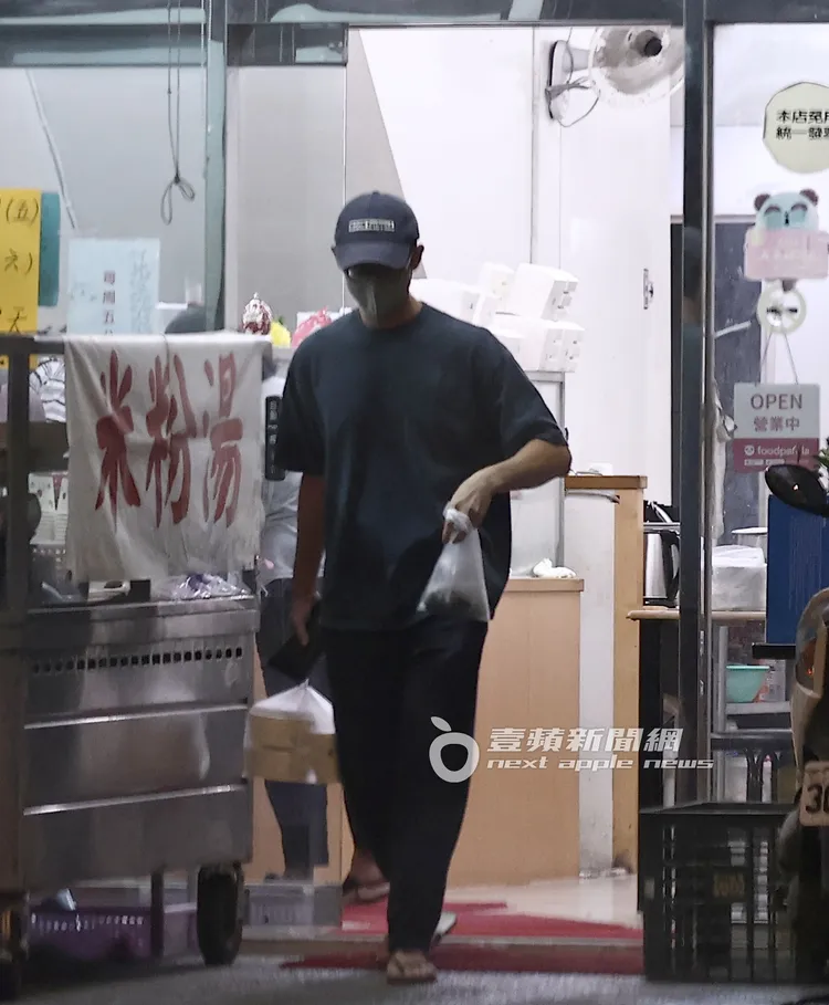 吳慷仁提著一大一小共2袋餐點準備回家餵食邵雨薇。特勤中心攝