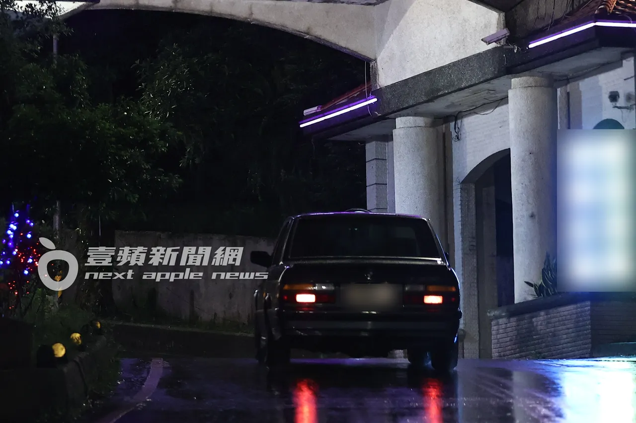 吴慷仁与邵雨薇一同返回新店山区爱巢。特勤中心摄