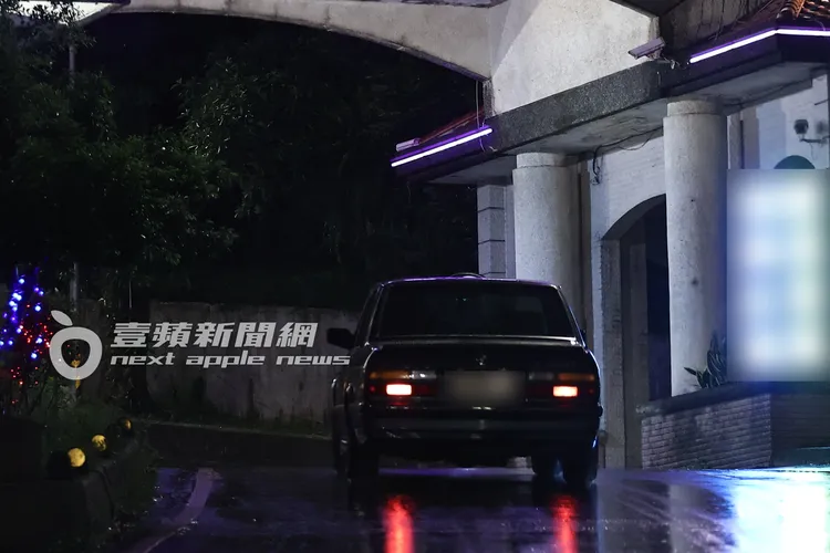 吳慷仁與邵雨薇一同返回新店山區愛巢。特勤中心攝