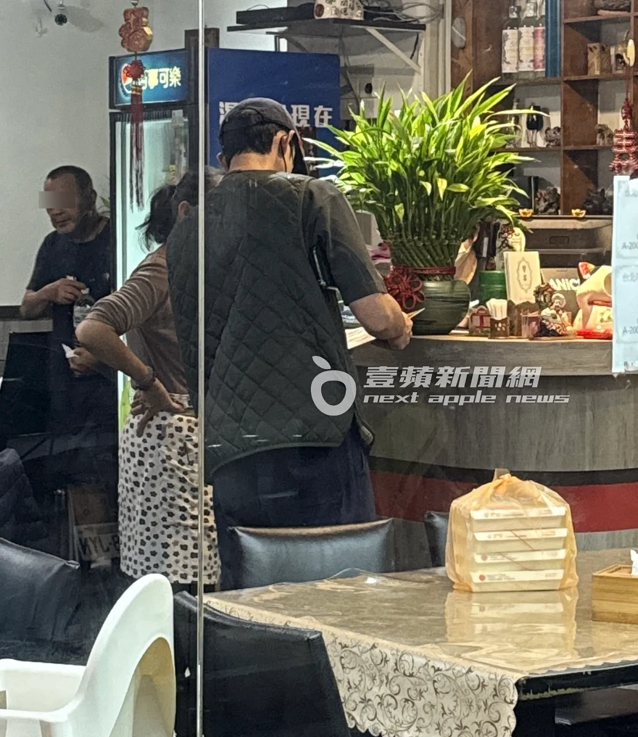 吴慷仁在信义区一间客家餐厅点餐。特勤中心摄