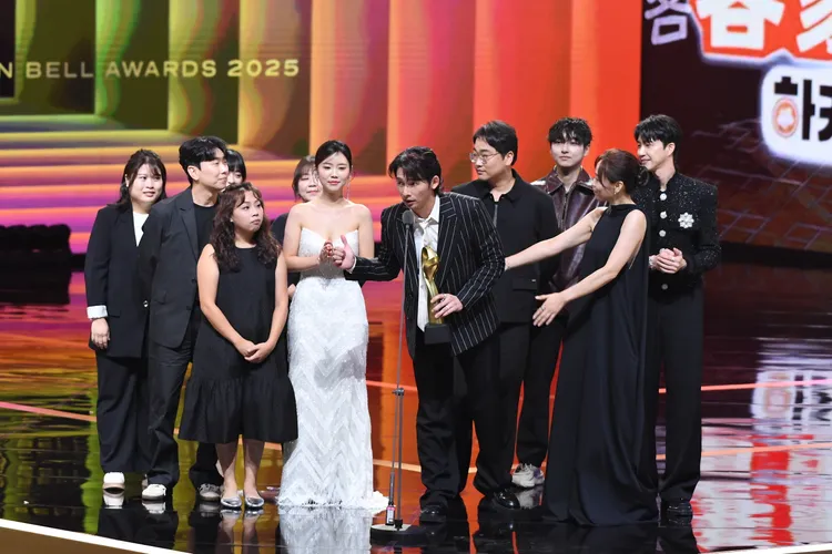 《廚師的迫降：客家廚房》奪得「最具人氣綜藝節目獎」。三立電視提供