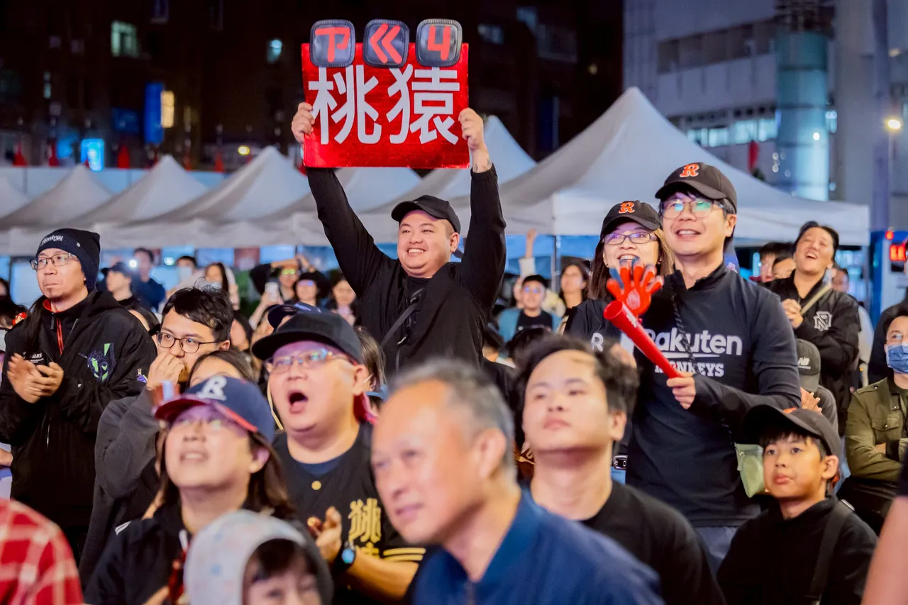 总冠军战球迷为乐天桃猿加油。桃园市府提供