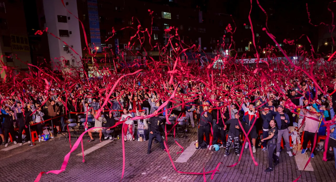 乐天桃猿夺冠,球迷抛彩带。桃园市府提供