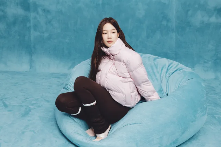 中村一葉身上的Wunder Puff系列粉色短版羽絨，以粉嫩外觀搭配蓬鬆觸感穿出俏皮感。品牌提供