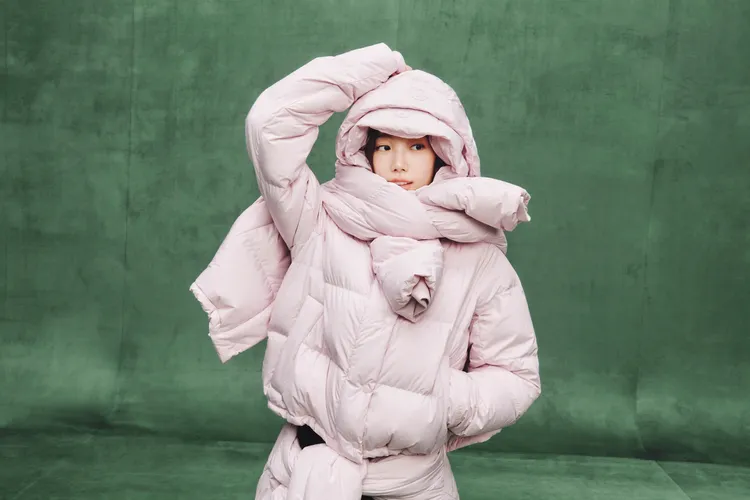 中村一葉穿著lululemon Wunder Puff 600-Down-Fill短版羽絨外套，8980元。品牌提供