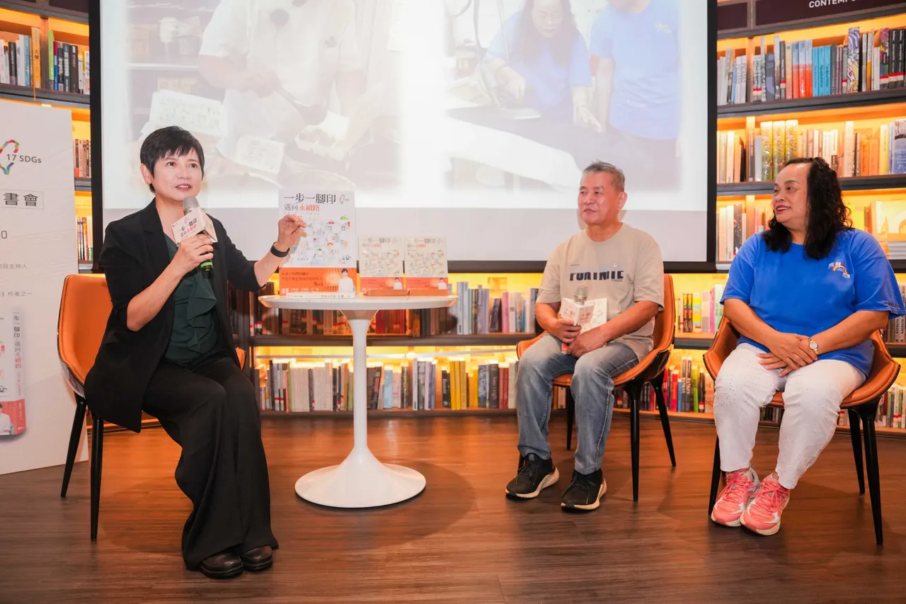 新书发表会活动,詹怡宜(左)邀请两位故事主角现身分享。TVBS提供
