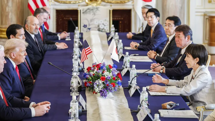 日本首相高市早苗(右一)与美国总统川普(左一)会谈。美联社