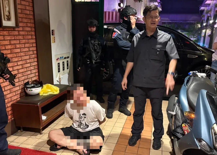 新莊中環路三段發生一起槍擊案，李姓男子頸部中彈身亡。警方在三重區某汽車旅館攻堅逮捕犯嫌3人。警方提供