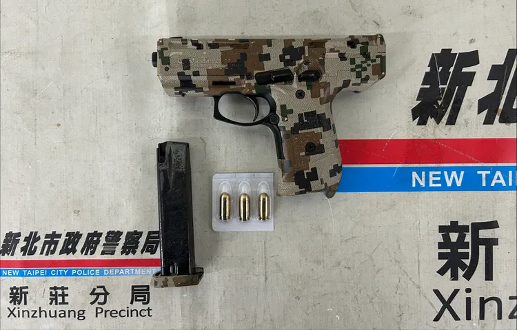 新莊槍擊案，警方攻堅汽車旅館，查扣作案槍枝及子彈等證物。警方提供