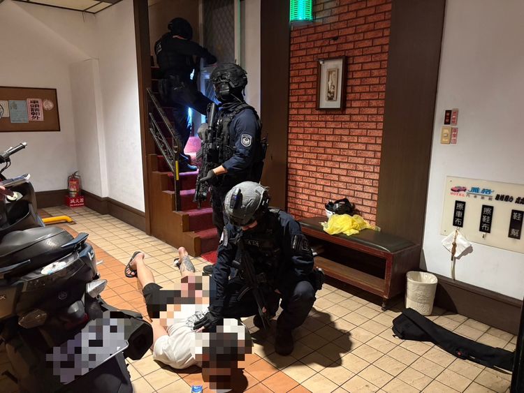 新莊男頸中彈亡影片曝！狡猾槍手換車逃　警摩鐵攻堅逮3人