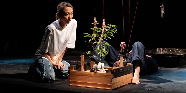 《黏著的手、縫合的山體》宣傳照。文化部提供