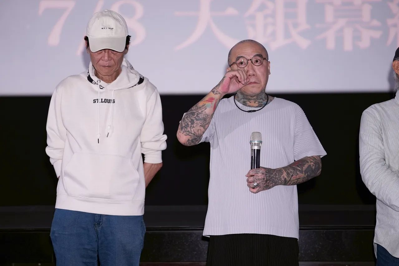 钢铁爸拭泪。彭欣伟摄