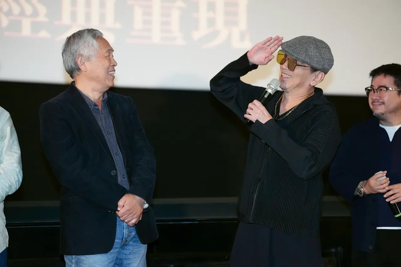 高捷(右)和杜笃之忆和颜正国的互动。彭欣伟摄