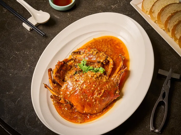 蒜香味與奶油香交織的「香港生啤蒜香燒紅蟳」，每份1680元。新板希爾頓酒店提供