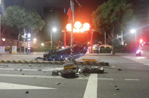 玛莎拉蒂撞分隔岛翻车「轮胎喷飞」 女驾驶:只喝1瓶海尼根